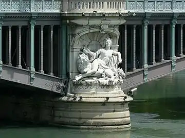 Statue d'une pile du pont