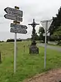 Croix de chemin au carrefour du bourg.