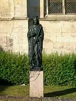 Statue de Saint-Louis dans le jardin de l'église Sainte Maxence.