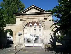 L'ancien portail du moulin à huile du marquis de Villette, avenue Aristide Briand.
