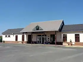 Vue d'une gare et de l'entrée du bâtiment voyageurs