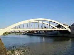 Le pont sur l'Oise, inauguré le 23 juillet 1949, depuis l'est.