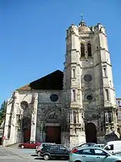 Le clocher et le portail de l'église Sainte Maxence (orienté nord-ouest).