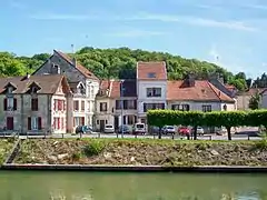 Le quai de la Pêcherie, sur la rive gauche de l'Oise, et la place Saint Pierre.