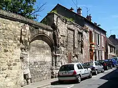 Vestiges du palais de l'Iraine, 3 rue Cavillé : restes d'un portail et de deux grandes fenêtres à meneaux.