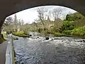 Le Scorff vu vers l'aval sous une arche du "Pont Neuf" et le canal de dérivation du "Moulin Maria".