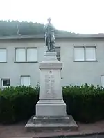 Poilu au repos (monument aux morts)