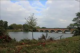 Pont-canal sur le Tarn près de Moissac.