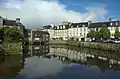 La rive de la rue de la Tour d'Auvergne côté Léon en mai 2006.