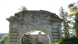 Porche d'entrée du prieuré Notre-Dame de Relay.