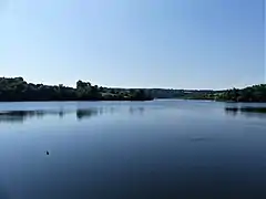 Le lac de Bage à proximité du barrage.