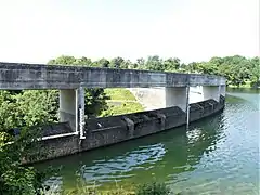 Vu depuis la berge orientale du lac.