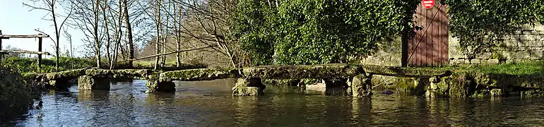 Pont en dalles de pierre sur la Belle.