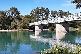 Le pont d'Herbens qui délimite le canal de Jonage en amont et marque l'entrée sur le Grand Large.