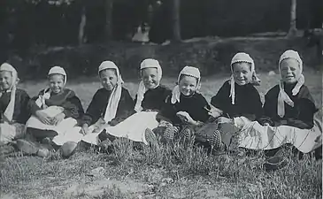 Fillettes de Pont-l'Abbé en 1900 (photographie de Constant Puyo).