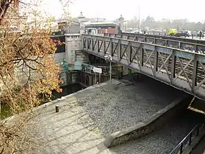 Le pont-métro passe au-dessus de l'écluse de l'Arsenal vers la Seine.