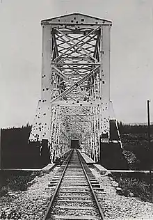 Le pont ferroviaire de cent mètres d'une seule travée au-dessus de la Rivière des Galets à la fin du XIXe siècle.