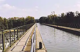 Pont-canal du Guétin passant l'Allierentre Cuffy (Cher) et Gimouille (Nièvre).