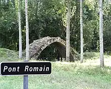  Photo-montage d'un pont médiéval et de son panneau indicateur avec l'inscription erronée « pont romain »