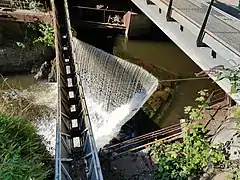 Photographie d'une petite passerelle rejoignant le centre d'art par-dessus la Durolle.