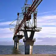 Pont de l'île de Ré. Pose d'un voussoir suspendu à un équipage mobile.