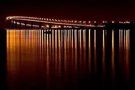 Le pont de l'Île de Ré, vue de nuit depuis la baie de Rivedoux