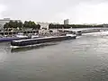 Le trafic fluvial en relation avec la région parisienne est dense.