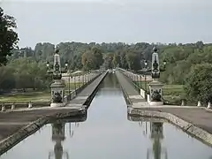 Le pont-canal de Briare, en France, datant de 1896, longtemps le plus long du monde.