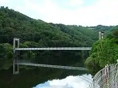 Le pont suspendu sur le Brezons, entre Thérondels et Paulhenc.