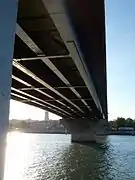 Le tablier à ossature métallique sous le pont.