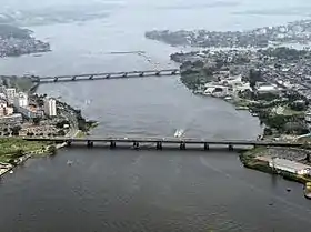 Vue aérienne des deux ponts d'Abidjan. Le pont Général-de-Gaulle est le pont du côté supérieur de l'image.