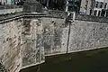 L'échelle de crue d’Orléans, culée rive gauche. À droite se trouve la sonde hydrométrique qui permet de recueillir automatiquement les hauteurs d’eau.