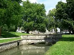 Pont près de l'entrée du parc, bien visible sur la photo précédente.