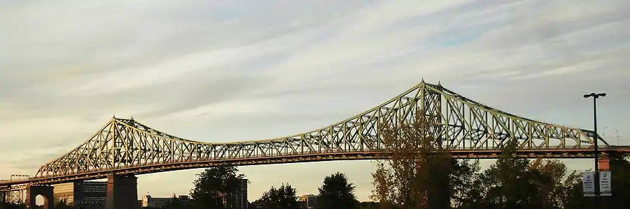 Le pont Jacques Cartier relie Montréal à Longueuil (Canada).