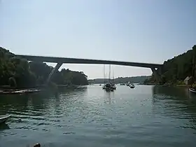 Le pont Joseph Le Brix vu de la Rivière du Bono.