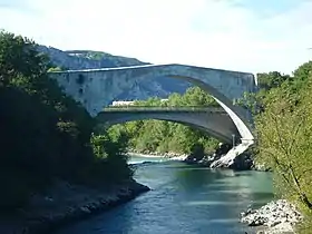 Le pont Lesdiguières (au premier plan).