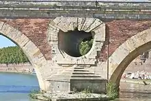 Le pont est équipé de crêtes en avant de chaque pile pour séparer les flots, et de dégueuloirs permettant à l'eau de passer même lorsqu'elle atteint le haut des arches.