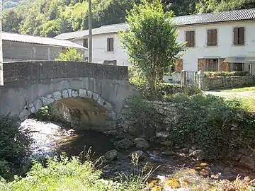Pont sur la rivière de Nistos pour rejoindre une habitation.