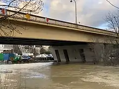 Le pont de Nogent fouetté par les flots lors d'une crue de la Marne en février 2021.