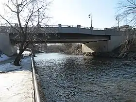 Le pont vu depuis l'Estriade près de la rivière Yamaska au printemps 2012