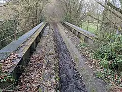 Le pont-rail sur la Levrière déferré, situé peu après l'ancienne gare de Bézu-Saint-Éloi.