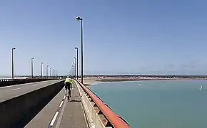 Côté piste cyclable, au fond à droite la baie de Rivedoux-Plage