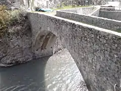 Pont Saint-Roch, en aval du village sur le Verdon. Les trous de boulins supportant le cintre de construction sont encore visibles.