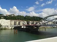 Le pont avec la deuxième travée en place, le 30 mai 2014.