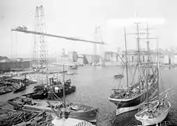 Vue du Vieux-Port de Marseille au temps du pont transbordeur.