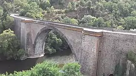 Le pont vu du jardin de l'ermitage.