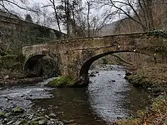 Le pont côté aval de la rivière.