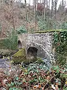 Le pont côté amont par rapport à la rivière. Le bec est visible devant la pile du pont.