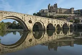 Façade sud depuis l'autre berge de l'Orb, ainsi que le Pont Vieux de Béziers