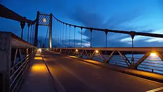 Vue sur le pont de nuit.